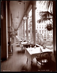Verandaen på Park Avenue Hotel, 1901 eller 1902 (sølv gelatintrykk) av Byron Company