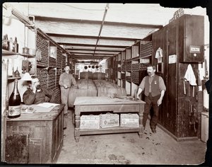 Vinkjelleren til Hotel Manhattan, 1902 (sølv gelatintrykk)