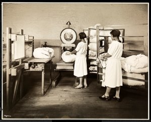To afroamerikanske kvinner som veier poser med klesvask på Carolyn Laundry på 111 East 128th Street, East Harlem, New York, 1928 (sølv gelatintrykk)