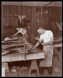 To menn arbeider i Harrington Piano Co.-fabrikken, 1907 (sølv gelatintrykk)