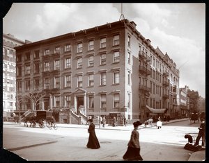 Utsikt over Hotel Kensington på Fifth Avenue, nær Washington Square, New York, 1904 (sølvgelatintrykk) av Byron Company