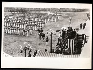 Utsikt over prinsesse Eulalia av Spania som gjennomgår det 7. regiment som marsjerer i Columbus Celebration Parade på Savoy Hotel, New York, 1899 (sølv gelatintrykk) av Byron Company
