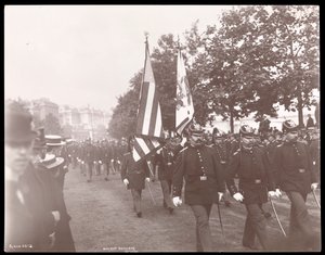 Utsikt over det gamle artilleriet i Boston som marsjerer i en parade i London, England, 1897 (sølvgelatintrykk)