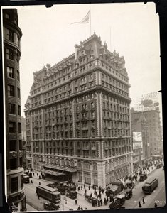 Utsikt over Hotel Knickerbocker, Broadway og 42nd Street, New York, 1912 (sølv gelatintrykk) av Byron Company