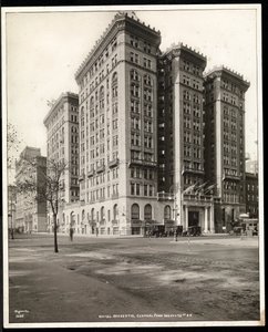 Utsikt over Hotel Majestic på 72nd Street fra hele Central Park West, New York, 1920 (sølv gelatintrykk) av Byron Company