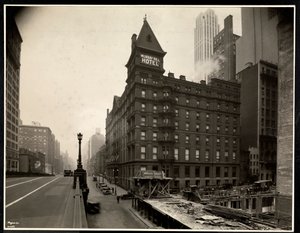Utsikt over Murray Hill Hotel, Park Avenue og 40th Street, New York, fra Park Avenue viadukten, 1931 (sølv gelatintrykk) av Byron Company