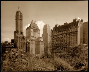 Utsikt over Savoy Plaza Hotel, 59th Street og Fifth Avenue, New York, ca. 1937 (sølv gelatintrykk) av Byron Company