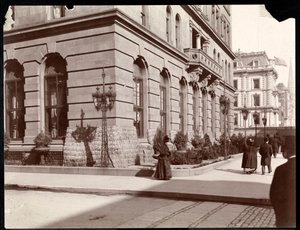 Utsikt over Waldorf Astoria Hotel og J. J. Astor-residensen langs 5th Avenue på 33rd and 34th Street, New York, 1895 (sølv gelatintrykk)