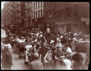 Utsikt over publikum og kjøpmenn på Hester Street, New York, 1899 (sølv gelatintrykk) av Byron Company