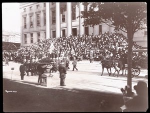 Utsikt over folkemengden på trappene til Brooklyn Borough Hall under Brooklyn Police Parade, 1897 (sølv gelatintrykk) av Byron Company