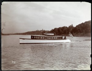 Utsikt over yachten Delicia of the New York Yacht, Launch und Engine Co. på Hudson River nær Morris Heights, New York, 1903 (sølv gelatintrykk) av Byron Company