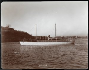 Utsikt over yachten Mousquetaire of the New York Yacht, Launch und Engine Co. on the Harlem River, New York, 1905 (sølv gelatintrykk) av Byron Company