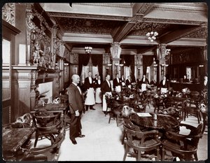 Servitører på en kafé på Hotel Delmonico, 1902 (sølv gelatintrykk) av Byron Company