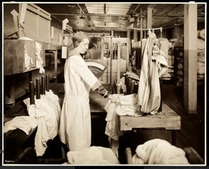 Kvinner merker poser med klesvask på Carolyn Laundry på 111 east 128th Street, East Harlem, New York, 1928 (sølv gelatintrykk)