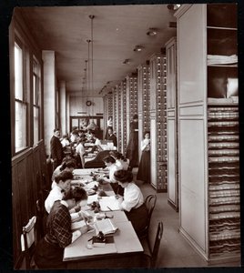 Kvinner som arbeider i et arkivrom, under mannlig tilsyn, ved Metropolitan Life Insurance Co. på 23rd Street og Madison Avenue, New York, 1907 (sølv gelatintrykk) av Byron Company