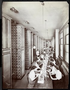 Kvinner som jobber i et arkivrom, under mannlig tilsyn, ved Metropolitan Life Insurance Co. på 23rd Street og Madison Avenue, 1907 (sølv gelatintrykk)