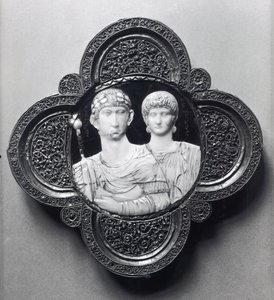 Cameo som viser keiser Honorius (395-423) og hans kone, Maria (elfenben og metall) (se også 189590) av Byzantine