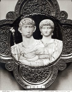 Cameo som viser keiser Honorius (395-423) og hans kone, Maria (elfenben og metall) (se også 189591) av Byzantine