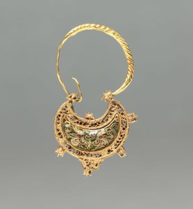 Halvmåneformet øredobber av Byzantine