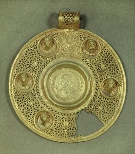 Gull sirkulær medaljong: solidus av Konstantin I den store (270-337 e.Kr.) slår til ved Sirmium i 321 e.Kr., i en opus interrasile-ramme, utsmykket med 5 relieffbyster. 4. århundre e.Kr. Søn 0.092 m Paris, Musée du Louvre av Byzantine