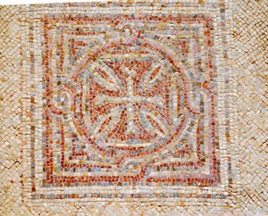 Detalj av et kors fra mosaikkgulvet i den bysantinske kirken i Shoham, Israel, ca. 500-tallet e.Kr. (mosaikk) av Byzantine Byzantine