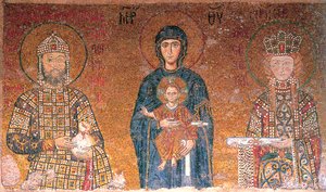 Jomfruen med barn mellom keiser Johannes II Comnenus og hans kone, Irene, c1118. av Byzantine Master.