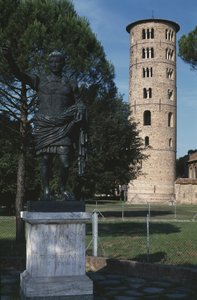 Utsikt over klokketårnet av Byzantine School