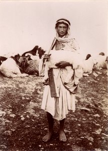 En gjetergutt som bærer et lam, ca. 1894-1914 av C.A. Hornstein