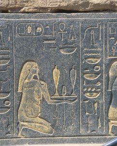 Egypt, Karnak, Røde kapell i Hatshepsut, gyllent relieff, vinoffer
