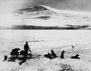 Sydpolekspedisjon av Robert Falcon Scott (1868-1912), oppdagelsesreisende før Erebus-vulkanen på Ross-øya, 15. januar av J.B. and Brown J. Rowbotham