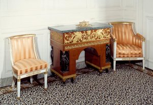 Furniture Premier Empire: kontoret til imponen Josephine de Beauharnais (1763-1814) realisert av brødrene Jacob (1800-tallet) etter tegningene til Charles Percier og Pierre Fontaine. 1800 Versailles, Grand Trianon av C. and Fontaine P. Percier
