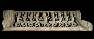 Arts of Khmer (Fjernøsten). Nedre pedimentregister: ni dansende apsaraer. Lavrelieff i gre, sent 1100-tall - begynnelsen av 1200-tallet. Bayon stil. fra Kambodsja, Bayon-tempelet. Paris, Musee Guimet - Musee national des Arts Asian.