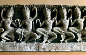 Apsaraene, veldig unge og vakre skapninger som danset på gårdsplassen til Indra. Hinduisk mytologi. Art Khmer, Bayon-tempelet