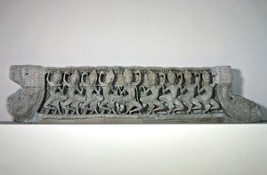 Pediment som viser ni dansende asparas, slutten av 1100-begynnelsen av 1200-tallet, fra Bayon, Angkor Thom (sandstein)