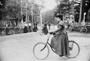 Hannah Maynard og andre sykler i Beacon Hill Park, Victoria, ca. 1895