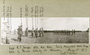 General Allenby dekorerte kaptein Harper med D.C.M. ved en seremoni i Abassan, Sør-Palestina, august 1917 av Capt. Arthur Rhodes