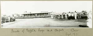 Parade av egyptiske tropper og tepper, Kairo, september 1917 av Capt. Arthur Rhodes