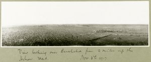 Utsikt over Beersheba fra to mil oppover Hebron Road, 3. november 1917 av Capt. Arthur Rhodes