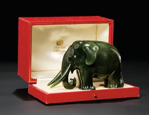 En juvelbesatt nefrittmodell av en elefant, med diamantinnsatte øyne, ca. 1900