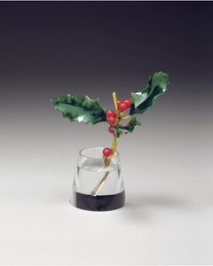 Holly spray i en avsmalnende vase, ca. 1890 av Carl Fabergé