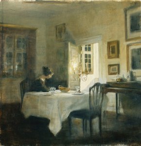 En kvinne ved et bord i en spisestue av Carl Holsoe