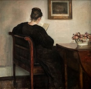 Interiør, lesende kvinne