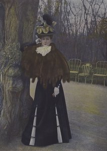 Kvinne i en park i Paris (fargebilde) av Carle de Mazibourg