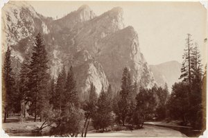 The Three Brothers, 4480 fot, Yosemite Valley av Carleton E. Watkins