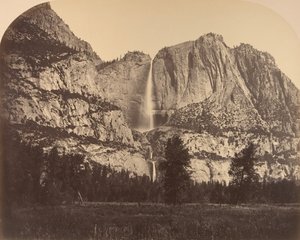 2637 Ft. Yosemite Fall, sett forfra, 1861. av Carleton Emmons Watkins