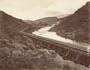 Eureka Quartz Mill and Flume, Nevada, 1875, trykt ca. 1876. av Carleton Emmons Watkins