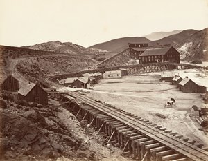 Eureka Quartz Mill and Flume, Nevada, 1875, trykt ca. 1876. av Carleton Emmons Watkins