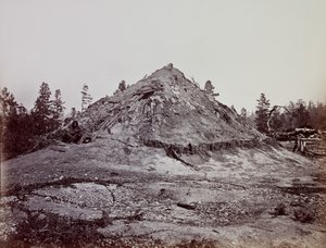 Indian Sweat House, Mendocino County, California, 1863. av Carleton Emmons Watkins