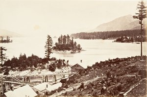 Islands in the Upper Cascades, Oregon, 1867, trykt ca. 1876. av Carleton Emmons Watkins