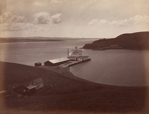 Carquennesstredet, fra South Vallejo, 1868-69. av Carleton Emmons Watkins